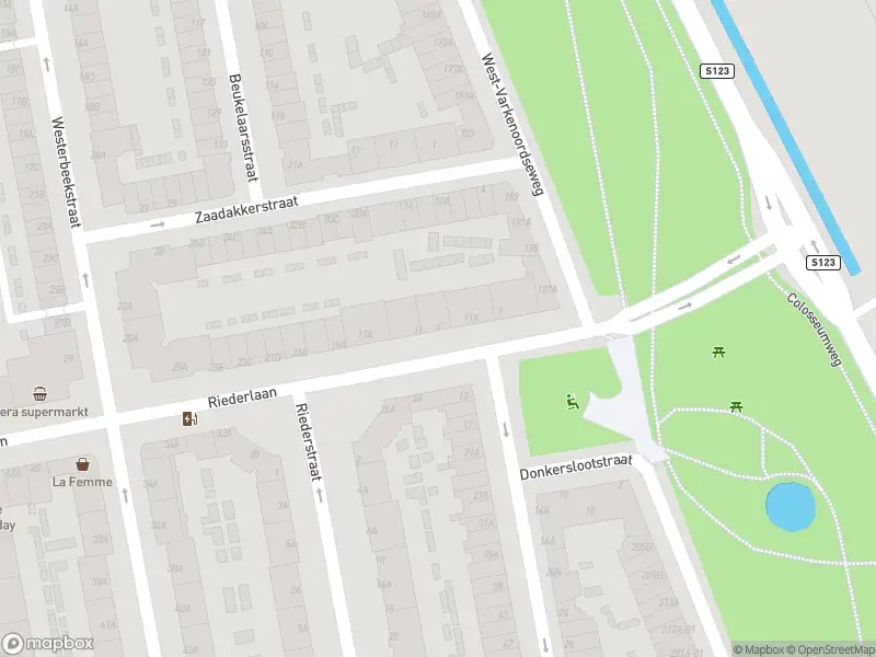 Ambulance met grote spoed naar de Riederlaan in Rotterdam