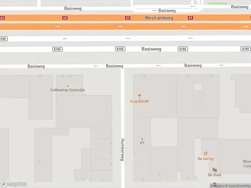 Ambulance met grote spoed naar de Humberweg in Amsterdam