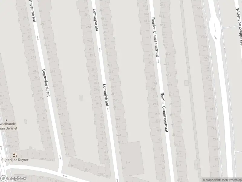 Ambulance met grote spoed naar de Maarten Harpertszoon Trompstraat in Amsterdam