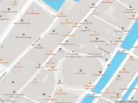 Ambulance met grote spoed naar de Enge Kerksteeg in Amsterdam