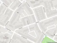 Brandweer met grote spoed naar de Hertoghof in Helmond vanwege voertuigbrand