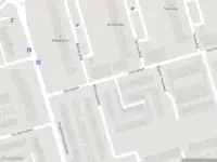 Brandweer met grote spoed naar de Staringlaan in Roosendaal vanwege voertuigbrand