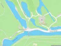 Politie met grote spoed naar de Kromme Aarweg in Alphen aan den Rijn vanwege voertuigen te water