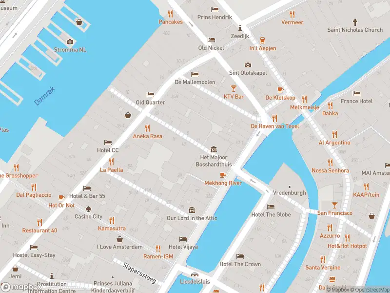 Ambulance met grote spoed naar de Nieuwebrugsteeg in Amsterdam