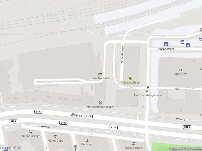 Ambulance met gepaste spoed naar de Crooswijksestraat in Rotterdam