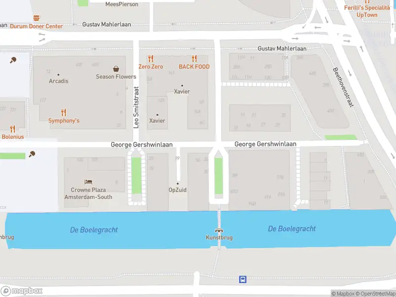 Ambulance met gepaste spoed naar de Rosy Wertheimstraat in Amsterdam