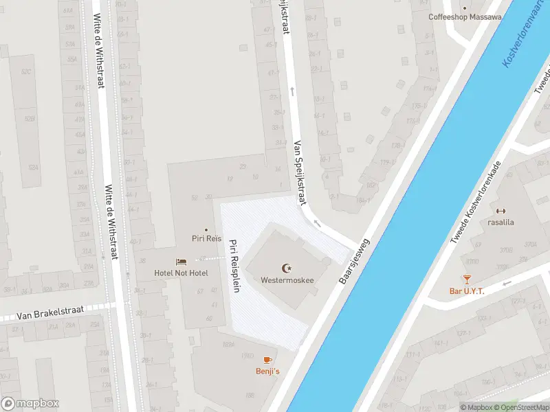 Ambulance met gepaste spoed naar de Piri Reisplein in Amsterdam