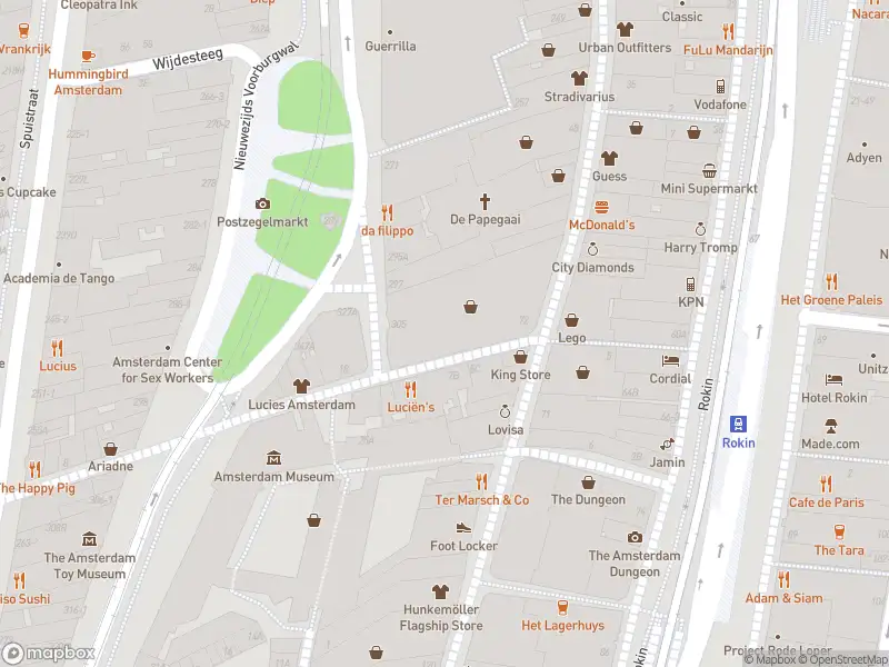 Ambulance met gepaste spoed naar de Begijnhof in Amsterdam