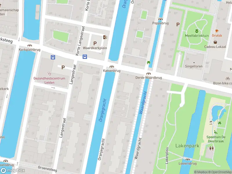 Ambulance met gepaste spoed naar de Korte Langestraat in Leiden