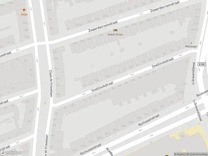 Ambulance met grote spoed naar de Snellinckstraat in Rotterdam