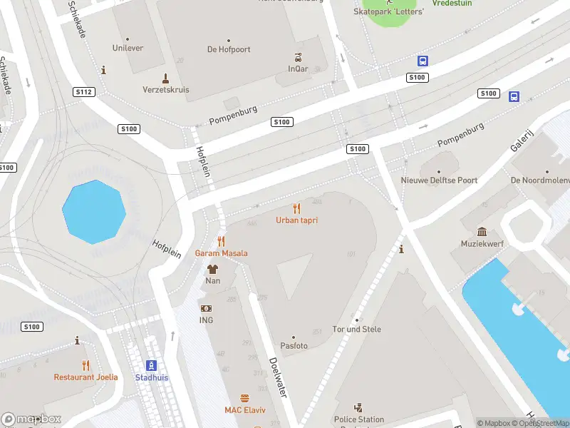 Ambulance met grote spoed naar de Pompenburg in Rotterdam