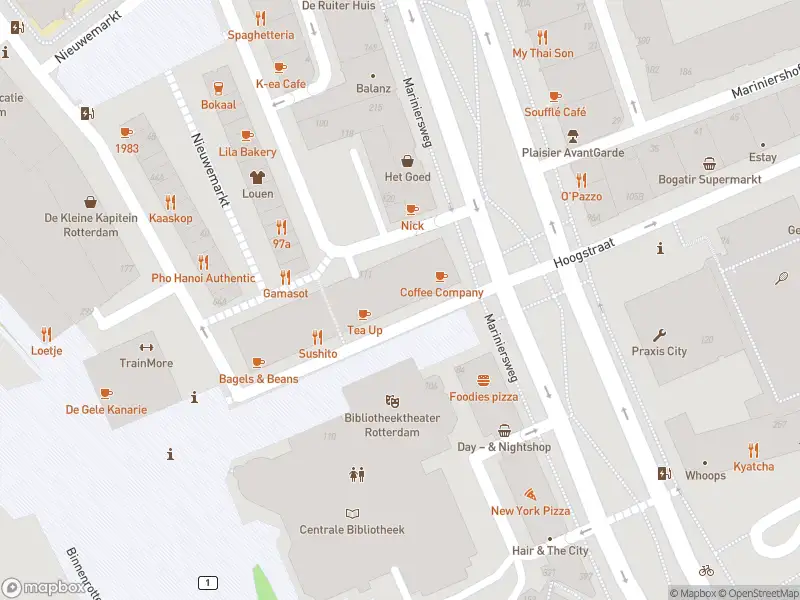 Ambulance met gepaste spoed naar de Hoogstraat in Rotterdam