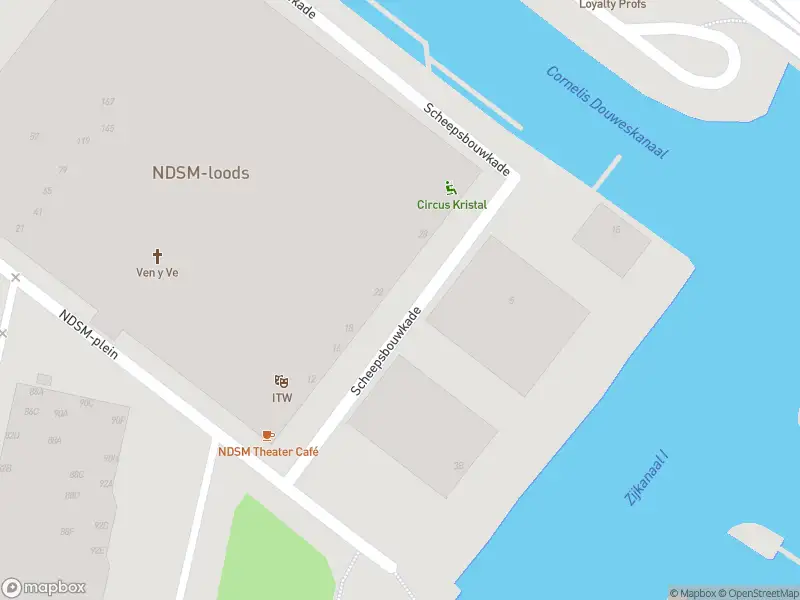 Ambulance met gepaste spoed naar de Scheepsbouwkade in Amsterdam