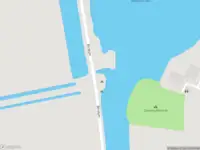 Politie met grote spoed naar de De Reak in Nes vanwege personen te water