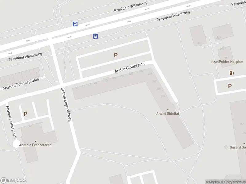 Ambulance met grote spoed naar de André Gideplaats in Rotterdam