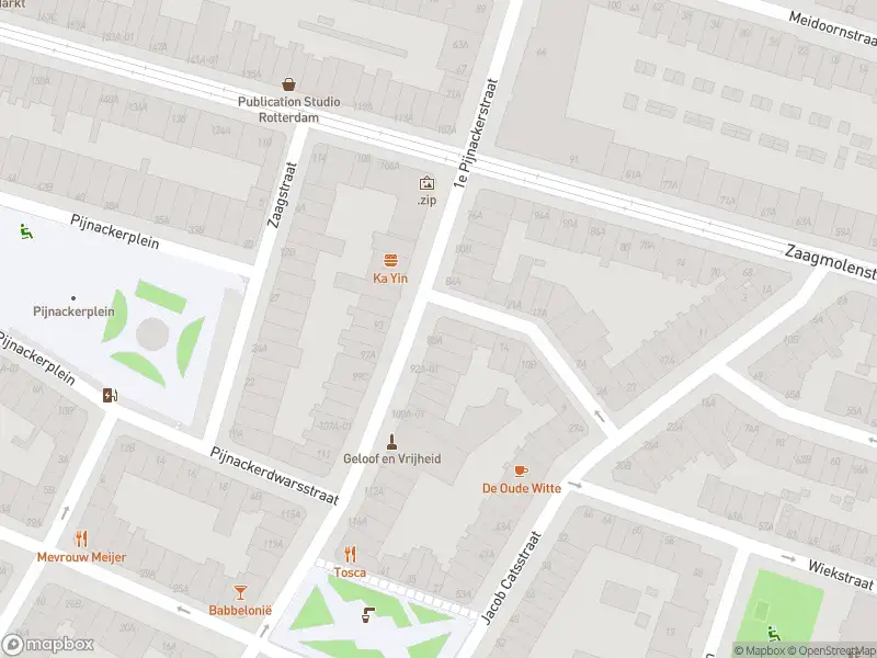 Ambulance met grote spoed naar de 1e Pijnackerstraat in Rotterdam