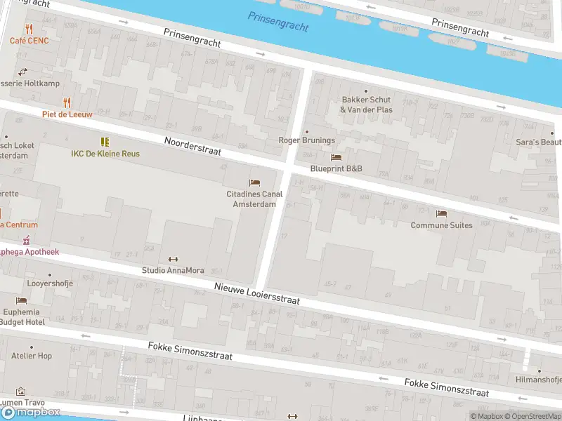 Ambulance met gepaste spoed naar de Nieuwe Looiersdwarsstraat in Amsterdam