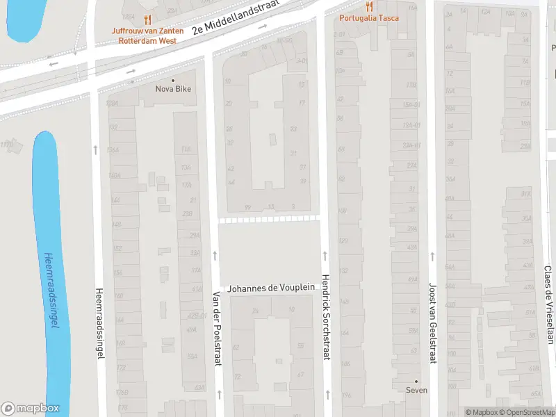 Ambulance met gepaste spoed naar de Van der Poelstraat in Rotterdam