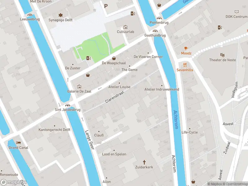 Ambulance met grote spoed naar de Clarenstraat in Delft