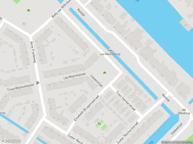 Ambulance met gepaste spoed naar de Lau Mazirelstraat in Leiden