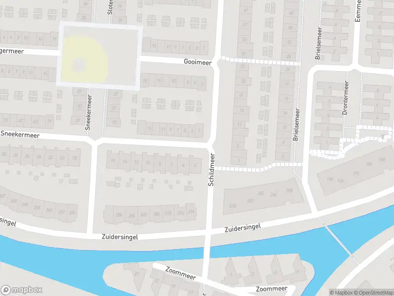 Ambulance met grote spoed naar de Sneekermeer in Barendrecht