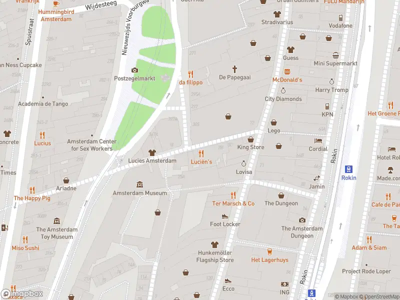 Ambulance met gepaste spoed naar de Sint Luciënsteeg in Amsterdam