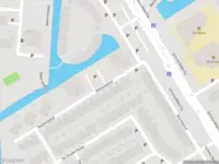 Ambulance met grote spoed naar de Koolwitjehof in Schiedam