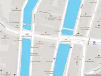 Ambulance met grote spoed naar de Westermarkt in Amsterdam