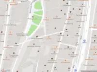 Ambulance met gepaste spoed naar de Sint Luciënsteeg in Amsterdam