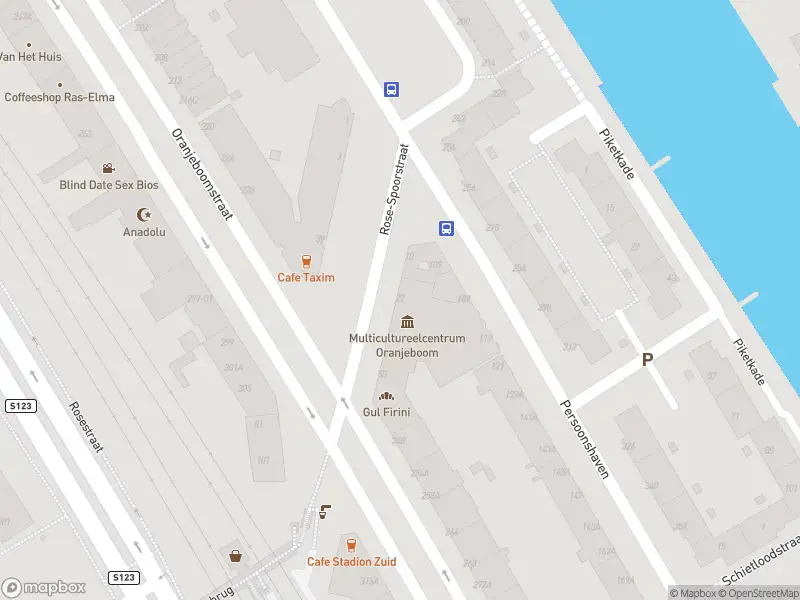 Ambulance met gepaste spoed naar de Rose-Spoorstraat in Rotterdam