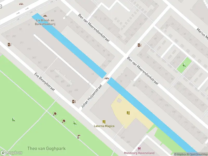 Ambulance met grote spoed naar de Johan Huijsenstraat in Amsterdam