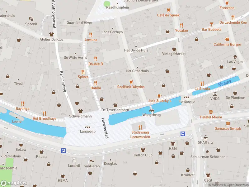 Brandweer en politie met grote spoed naar de Grote Hoogstraat in Leeuwarden vanwege gebouwbrand