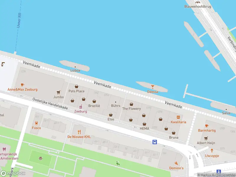 Ambulance met grote spoed naar de Veemkade in Amsterdam