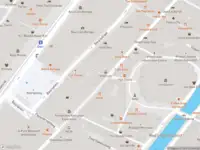 Ambulance met gepaste spoed naar de Paternostersteeg in Amsterdam