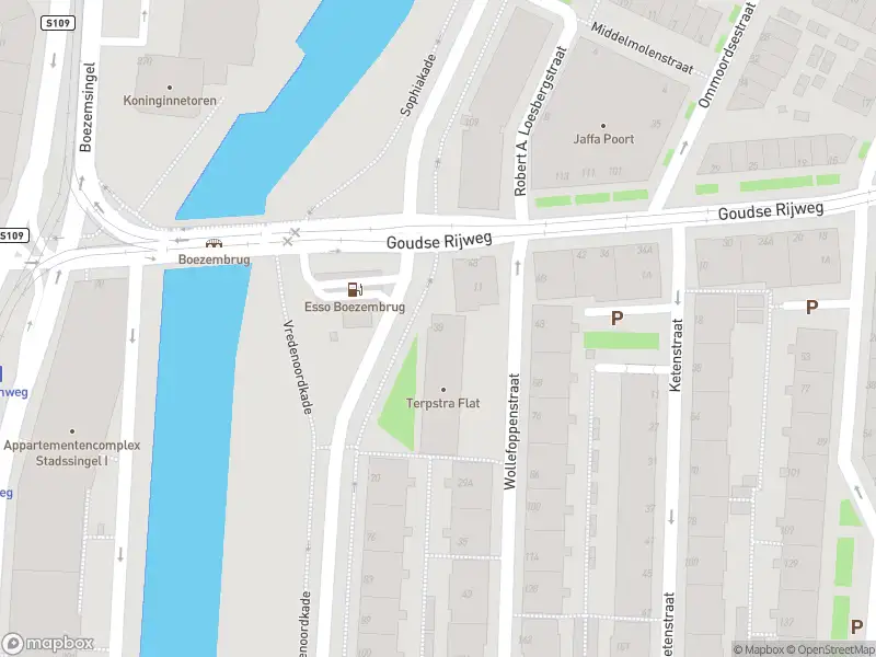 Ambulance met grote spoed naar de Vredenoordkade in Rotterdam