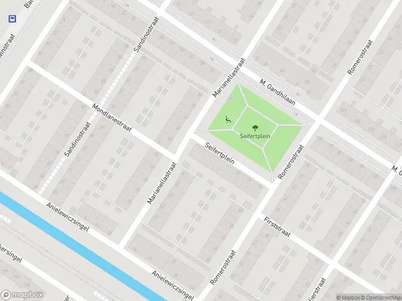 Ambulance met grote spoed naar de Seifertplein in Amsterdam