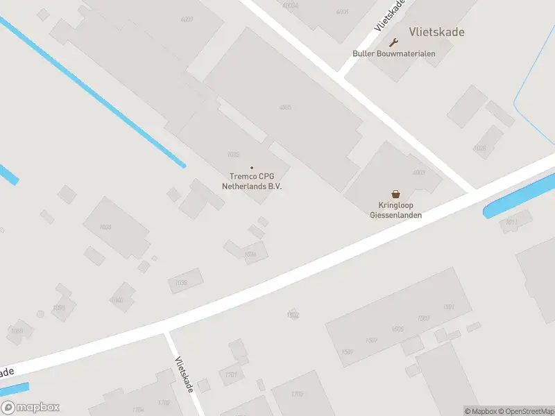 Ambulance met grote spoed naar de Stationsweg in Arkel