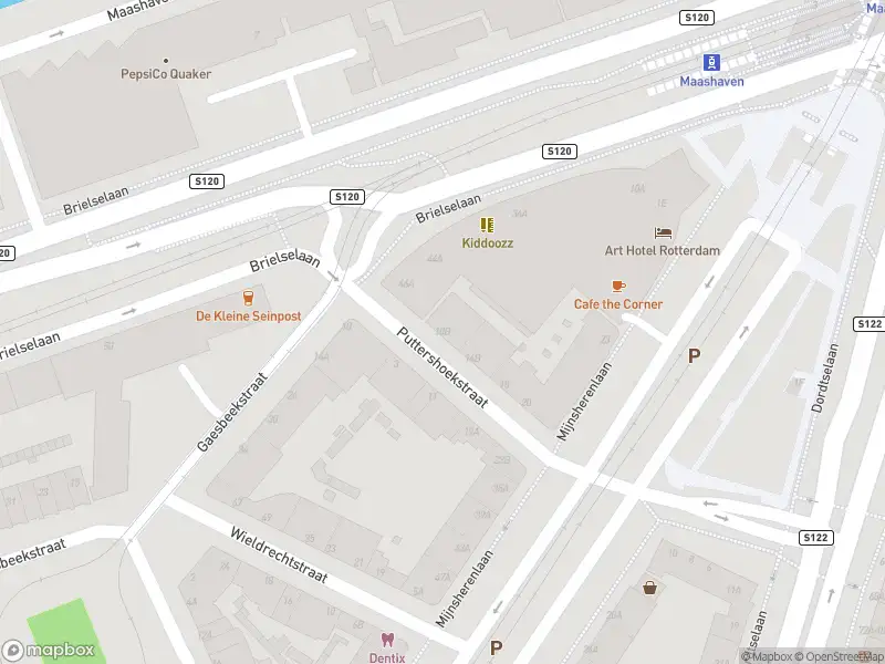 Ambulance met grote spoed naar de Puttershoekstraat in Rotterdam