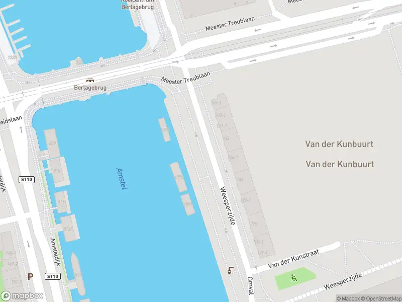 Ambulance met gepaste spoed naar de Weesperzijde in Amsterdam