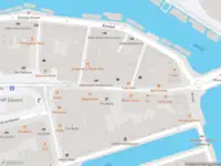 Ambulance met grote spoed naar de Amstelstraat in Amsterdam