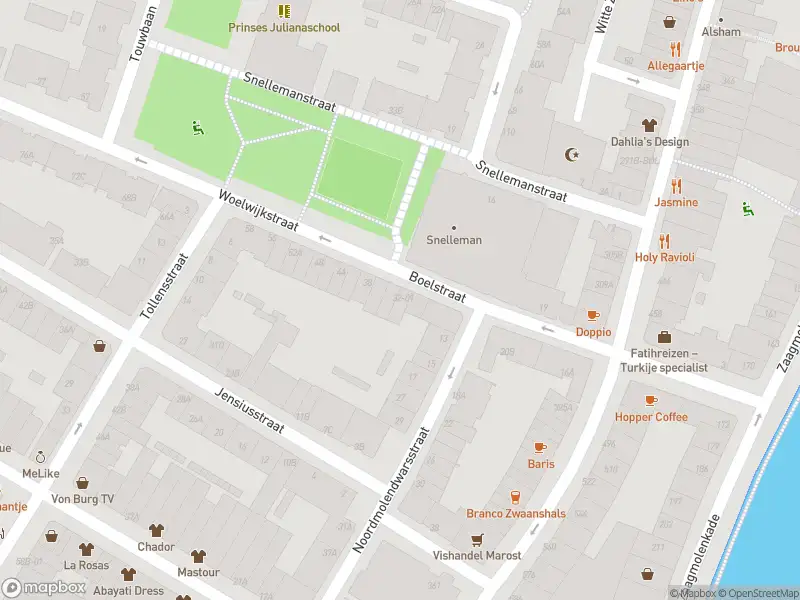 Ambulance met grote spoed naar de Woelwijkstraat in Rotterdam