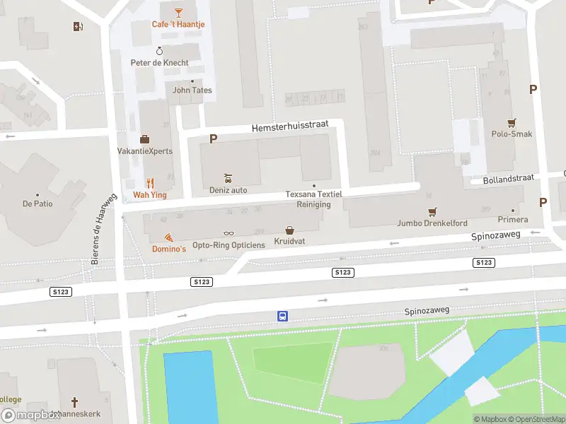 Ambulance met gepaste spoed naar de Spinozaweg in Rotterdam