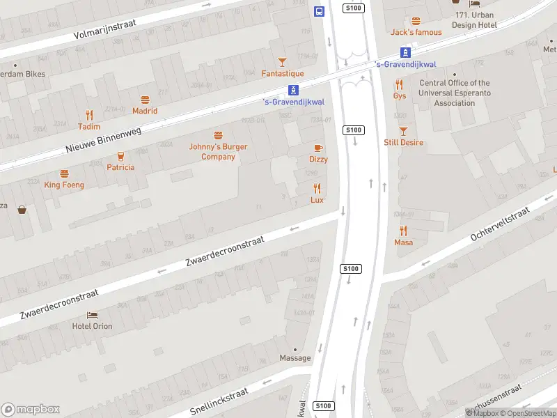 Ambulance met gepaste spoed naar de Zwaerdecroonstraat in Rotterdam