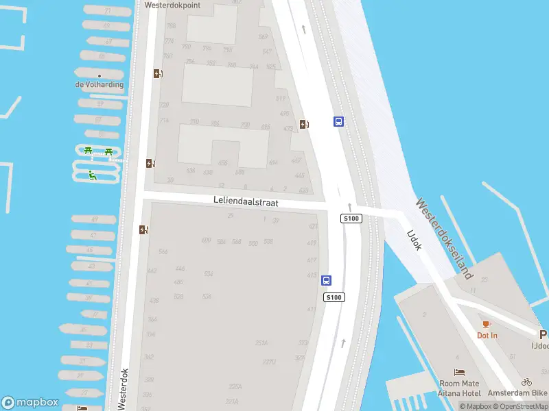 Ambulance met grote spoed naar de Leliendaalstraat in Amsterdam