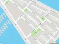 Ambulance met gepaste spoed naar de Hooivletstraat in Amsterdam