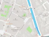 Ambulance met gepaste spoed naar de Wijde Appelaarsteeg in Haarlem