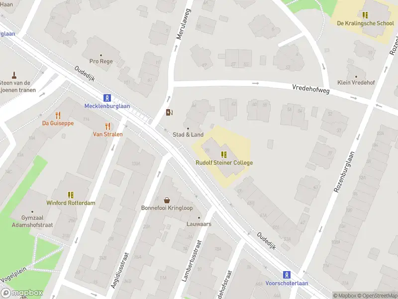 Ambulance met grote spoed naar de Oudedijk in Rotterdam