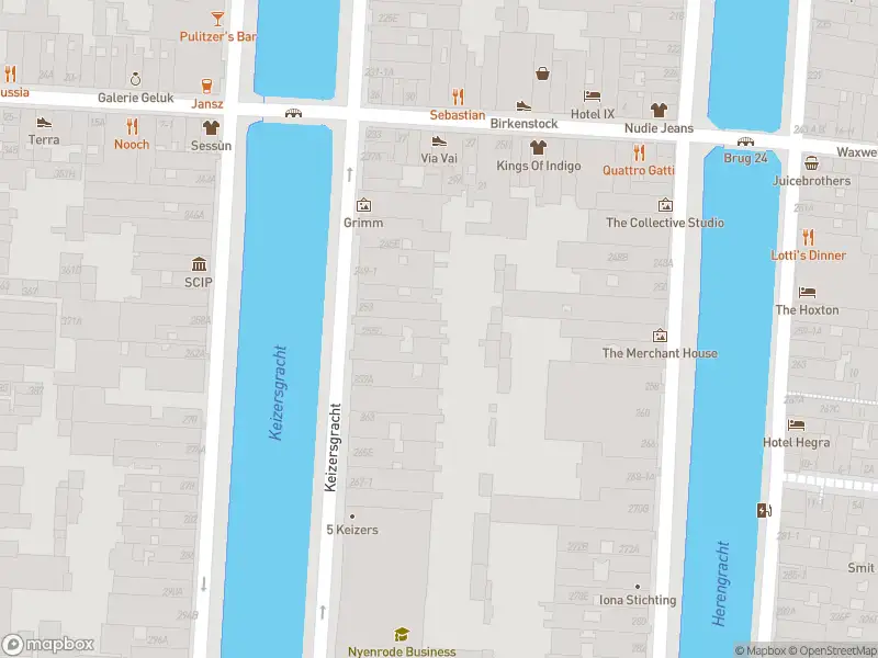 Ambulance met grote spoed naar de Reestraat in Amsterdam