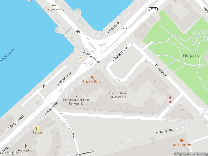 Ambulance met grote spoed naar de Stieltjesplein in Rotterdam