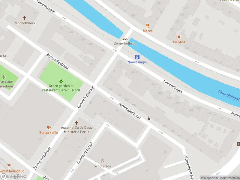 Ambulance met grote spoed naar de Almondestraat in Rotterdam